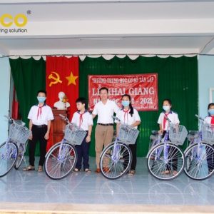 Tuvaco trao 30 chiếc xe đạp cho học sinh khó khăn