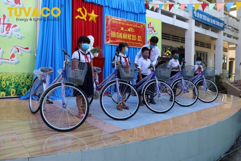 Tuvaco trao 30 chiếc xe đạp cho học sinh khó khăn